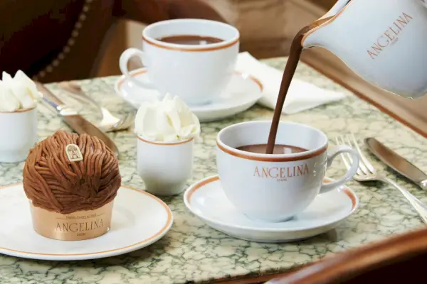 A Parigi, la cioccolata calda non è solo una bevanda: è un rituale