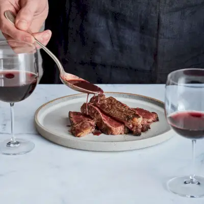Steak au Poivre עם רוטב מחבת יין אדום