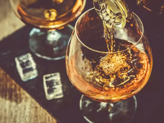 Miłośnicy whisky, oto dlaczego zamiast tego powinniście pić koniak