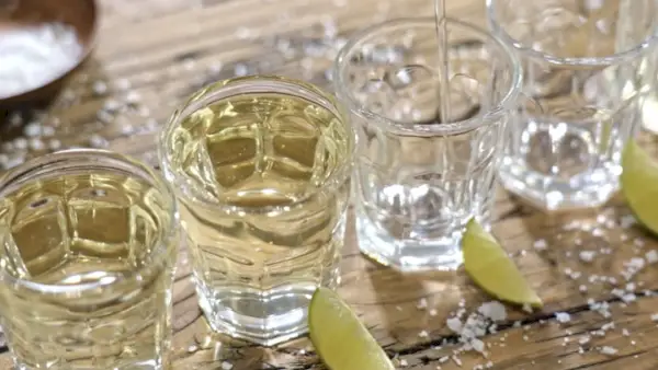 アルコールは腐りますか？知っておくべきことは次のとおりです
