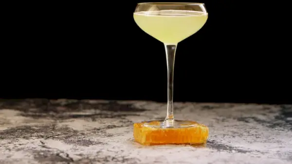 „The Bee’s Knees“ ist unser Lieblingscocktail aus der Prohibitionszeit für den Herbst