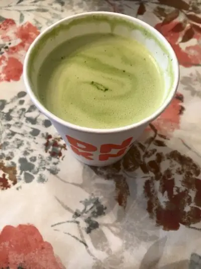 PRZEGLĄD: Dunkin' Matcha Lattes (gorąca, mrożona i mrożona)