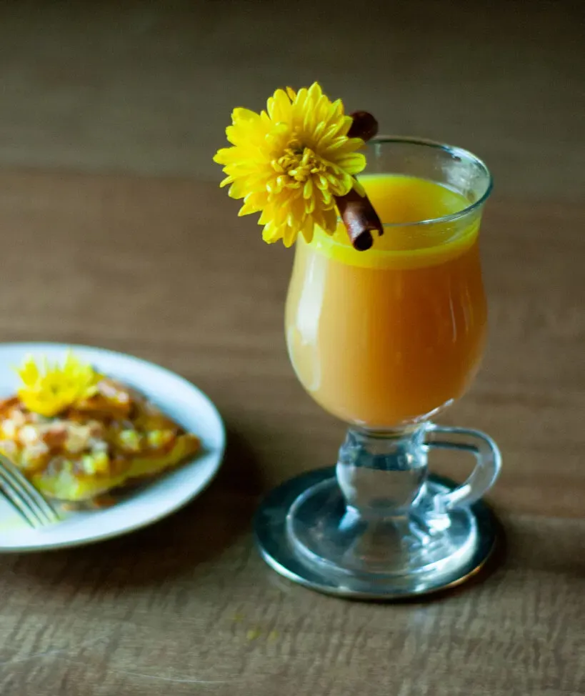 Rum z gorącym masłem Turmeric Chai i tarta jabłkowa ze złotymi przyprawami