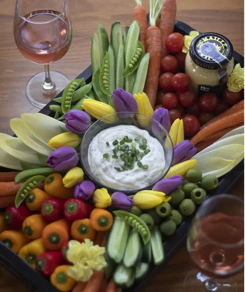 Crudités printanières avec trempette à la moutarde et aux herbes