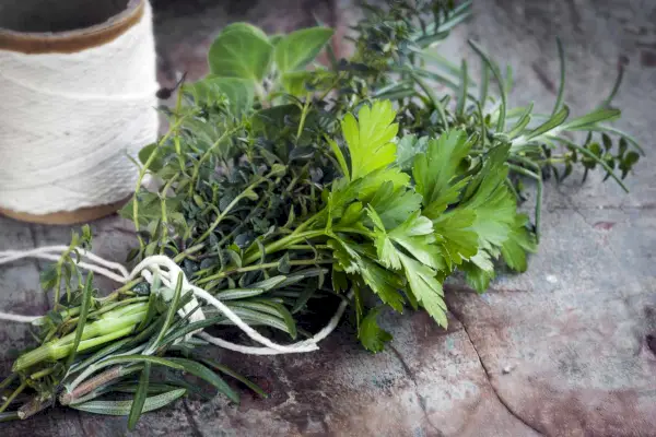 Wie man ein Bouquet Garni macht