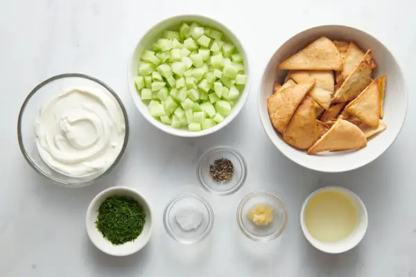 Ingredientes para fazer tzatziki de pepino e endro