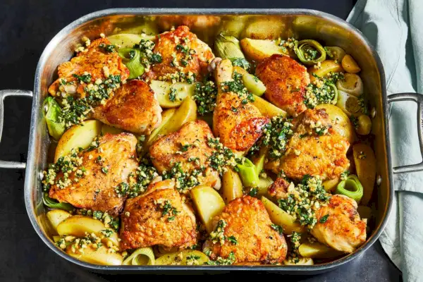 Poulet, pommes de terre et poireaux avec gremolata aux pignons de pin