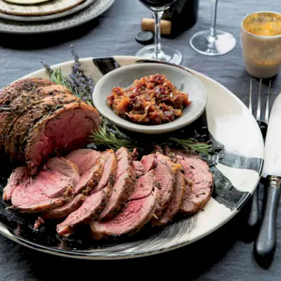 Gigot d'agneau rôti au romarin et à la lavande