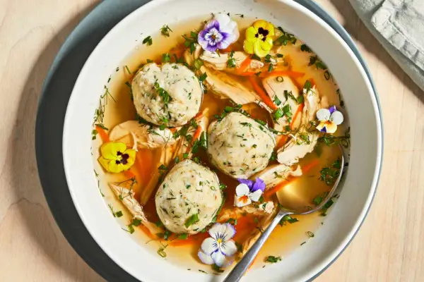 Soupe aux boules de matzo du jardin aux herbes