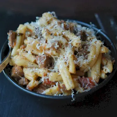 豚肉の煮込み、赤ワイン、パンチェッタのパスタ