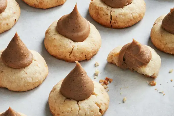Biscuits à empreintes digitales avec ganache expresso au chocolat blanc