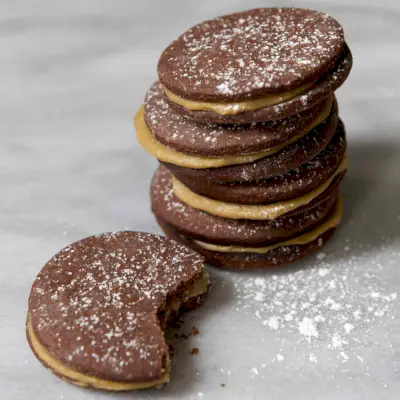 Biscuits sandwich au chocolat et au caramel écossais