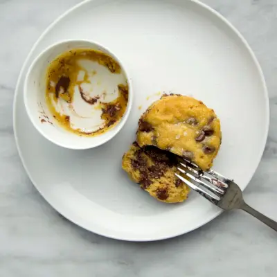 Biscuit aux pépites de chocolat dans une tasse