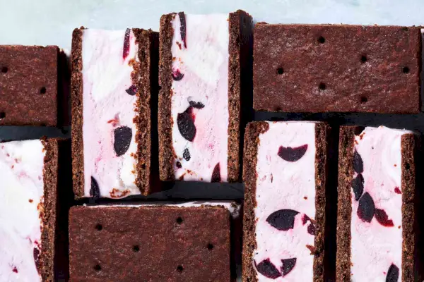 Černé třešňové čokoládové zmrzlinové sendviče recept