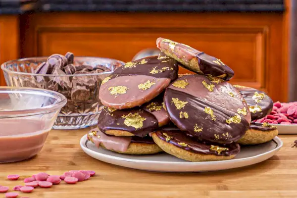talíř NY Ruby Rye Blacka a White Cookies s plátkovým zlatem