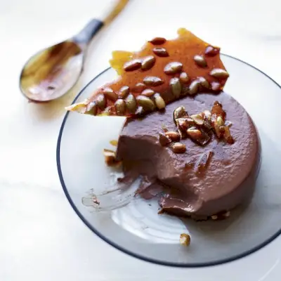 Čokoládová Panna Cotta s kořeněnou Pepita Brittle. Foto © Con Poulos