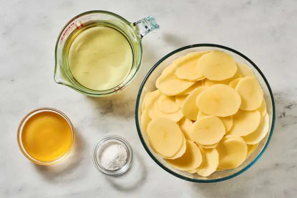 Ingredientes para fazer batatas com gordura de pato com mil camadas