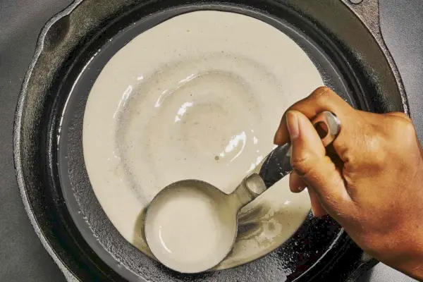 rozložte dosa cesto na panvici