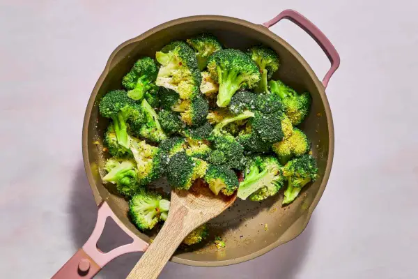 Gedämpfter Brokkoli mit Zitrone und Parmesan