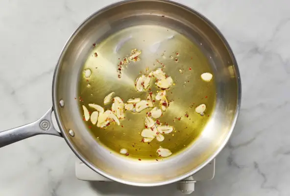 Recept na dušenou kapustu s česnekem a olivovým olejem