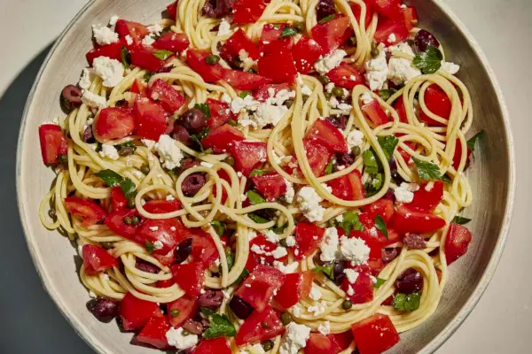 Spaghetti Z Pomidorami, Czarnymi Oliwkami, Czosnkiem i Serem Feta