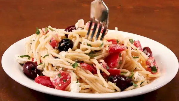 Spaghetti Z Pomidorami, Czarnymi Oliwkami, Czosnkiem i Serem Feta