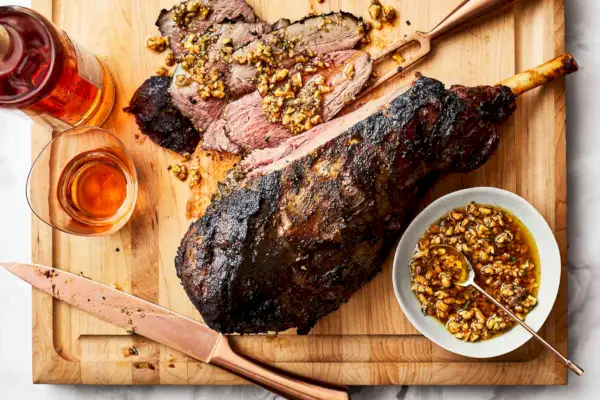 Grillowana udka jagnięca w marynowanej w kolorze różowym z salsą orzechową Fresca