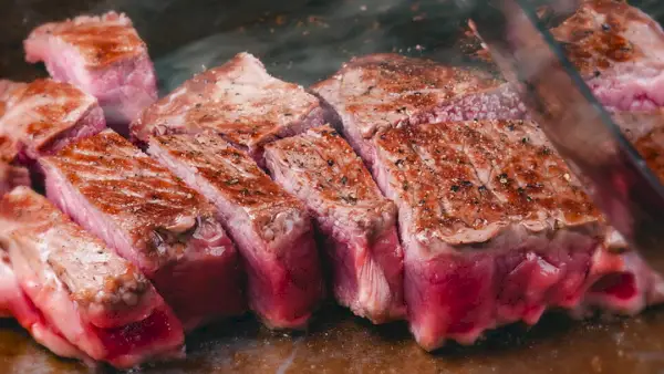 Wyjaśnienie wołowiny Wagyu — dlaczego to znakomite mięso jest tak drogie i czy jest warte swojej ceny?