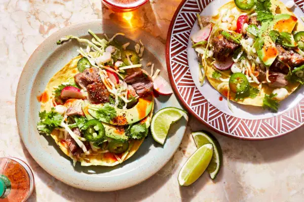 Pečené bravčové tostadas s citrusovým kapustovým šalátom