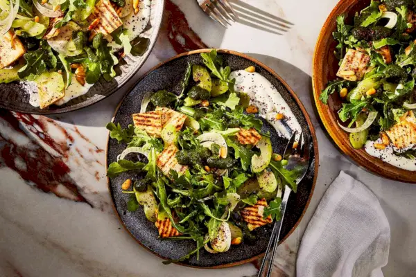Salada De Aipo Com Pinhões, Rúcula, Feta E Pita