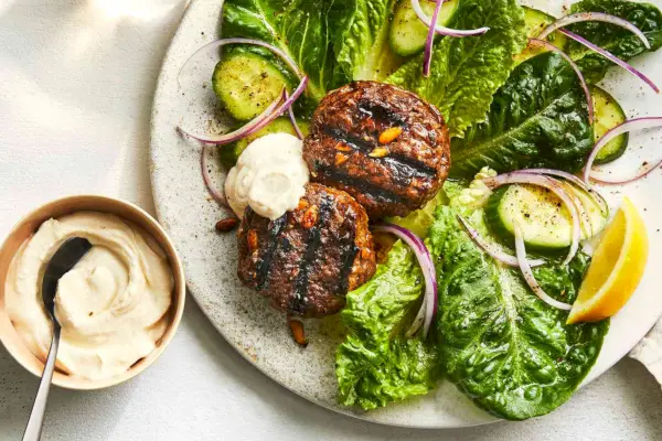 Sliders de cordeiro grelhado com salada de alface romana e molho de tahine