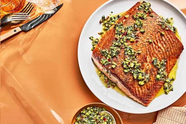 SALMÃO GRELHADO COM PESTO DE PISTACHIO num prato branco