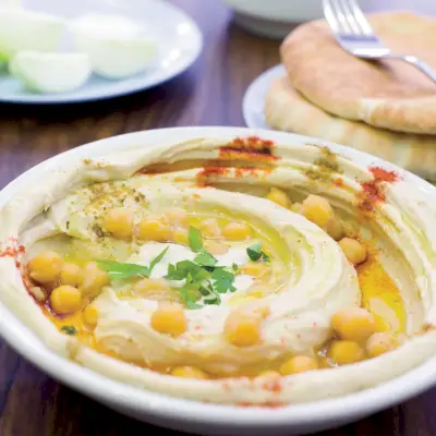 Hummus israelense com páprica e grão de bico inteiro