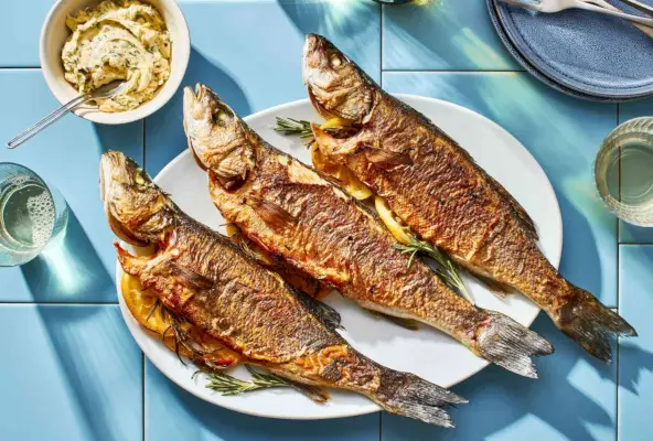 Receita de Branzino Assado Integral com Manteiga de Alcaparras