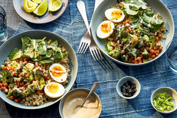 Geröstete Gemüseschüssel mit Kichererbsen, Quinoa und Sesam-Ingwer-Dressing