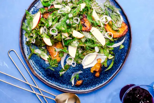 Rezept für Kohl-Fenchel-Salat mit knusprigen Kochbananen
