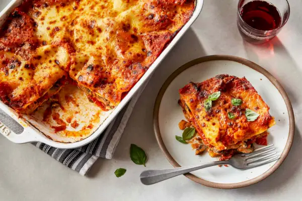 Rezept für Drei-Käse-Lasagne mit gerösteten roten Paprika und Pilzen