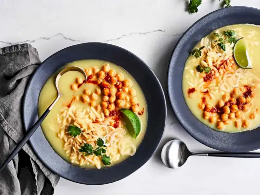 Rezept für Orzo und Kichererbsen mit Kurkuma-Ingwer-Brühe