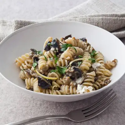 Fusilli mit gerösteten Auberginen und Ziegenkäse