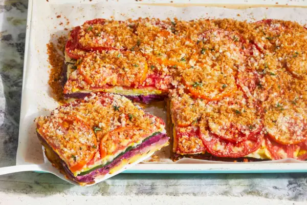 Regenbogengemüsegratin mit entfernter Scheibe