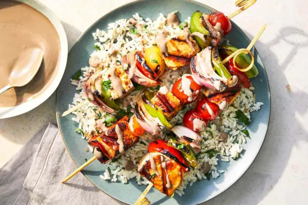 Sos Tahini z Granatami, Halloumi i Szaszłykami Warzywnymi