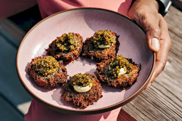 Akra (chrumkavé Taro Root Fritters) s kaviárom a remuládou
