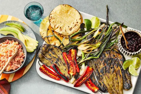 Nopales carbonizados con jalapeños y cebolletas