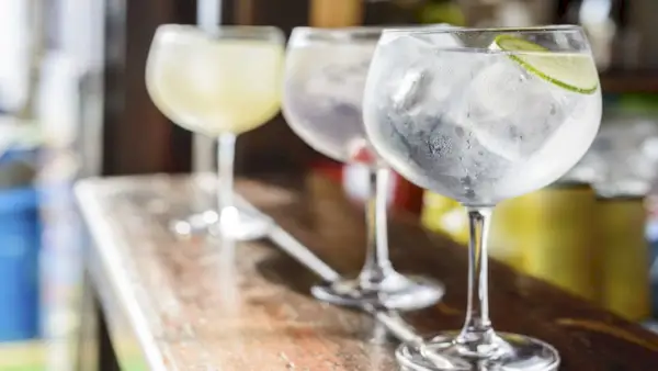 Qual é a diferença entre água tônica e Club Soda?