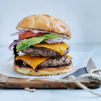 Doppi cheeseburger, stile Los Angeles