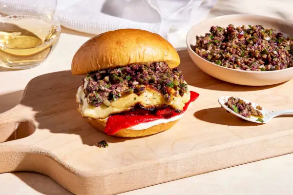 Hamburger di Halloumi alla griglia con tapenade di agrumi