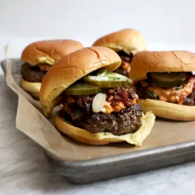 Cheeseburger al pimento con marmellata di bacon