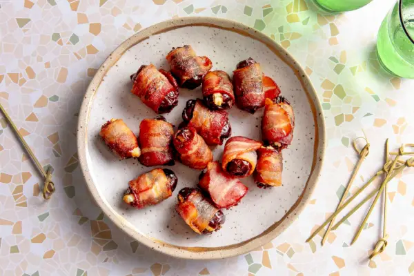 Dátiles rellenos envueltos en tocino crujiente