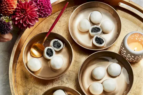 Yin-Yang Tang Yuan (sladké lepkavé rýžové kuličky v polévce)