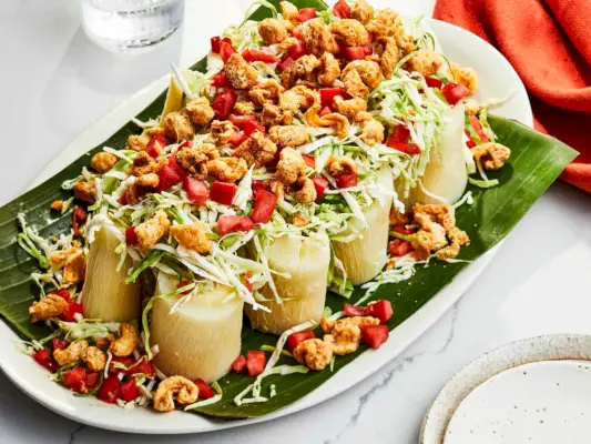 Vigorón (nicaraguanischer Kohl und Yuca mit Chicharrones)